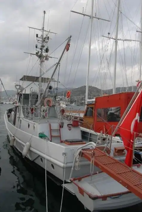 Bateau-pompier à vendre