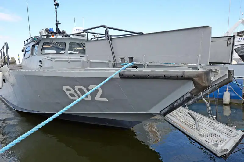 Navires militaires / de guerre à vendre