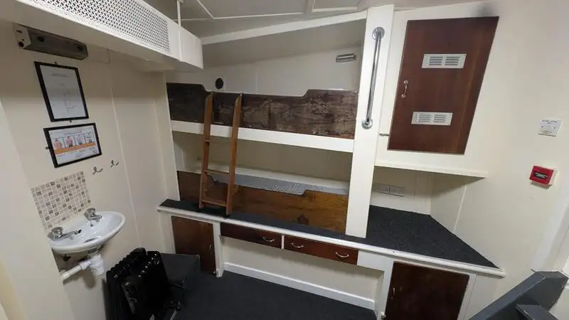 Navire d'arpentage à vendre