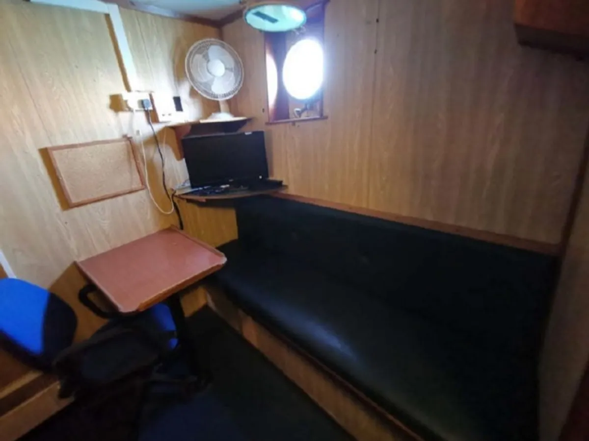 Navire d'approvisionnement à vendre