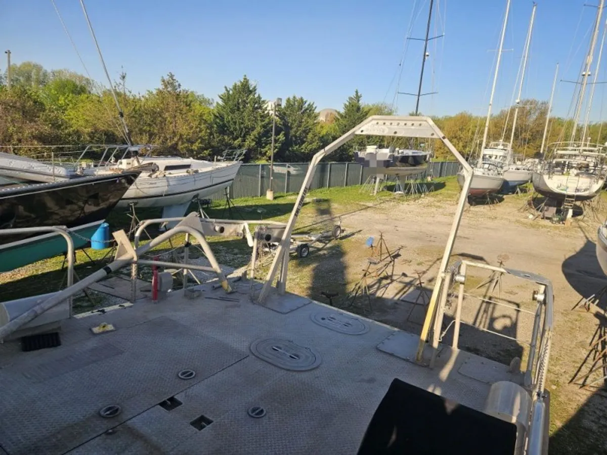 Navire d'arpentage à vendre