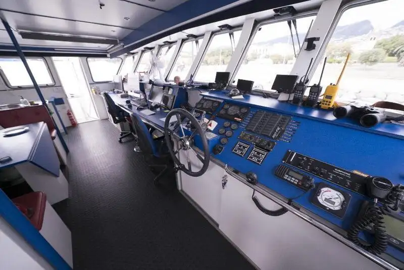 Navire d'arpentage à vendre