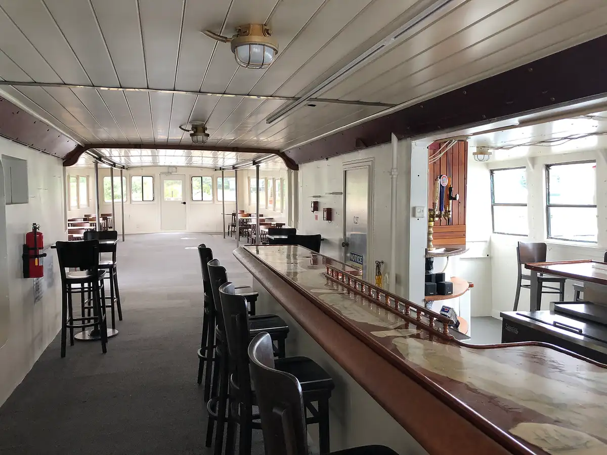 Navire mixte (croisière et transport de marchandises) à vendre