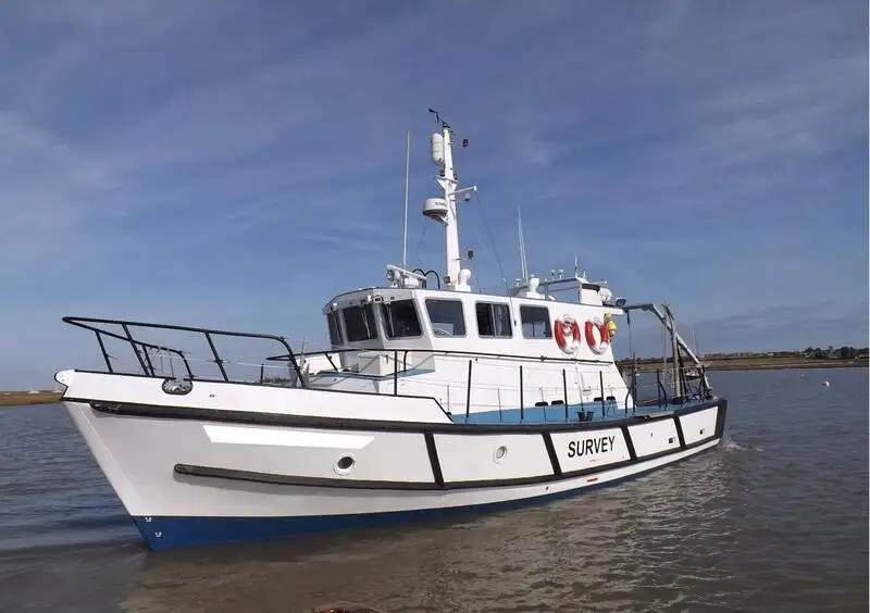 Navire d'arpentage à vendre