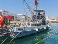 Bateau-pompier à vendre