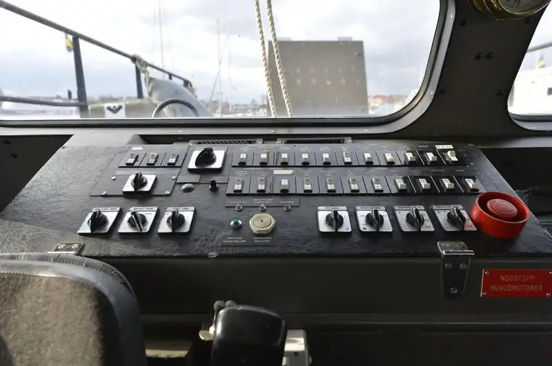 Navires militaires / de guerre à vendre