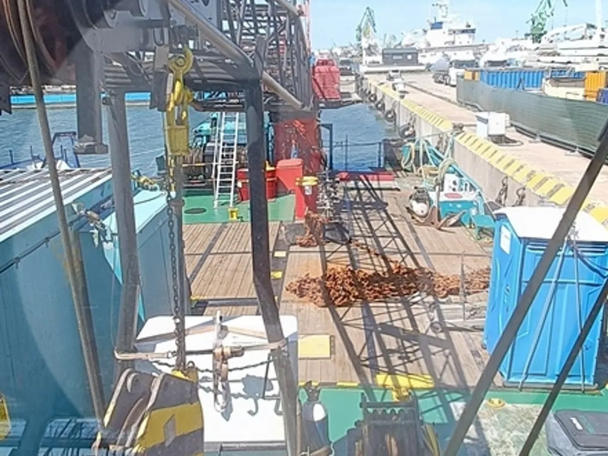 Navire grue à vendre
