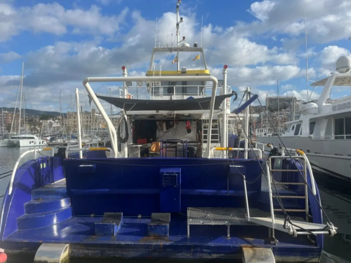 Navire d'arpentage à vendre