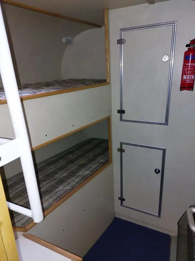 Navire d'arpentage à vendre