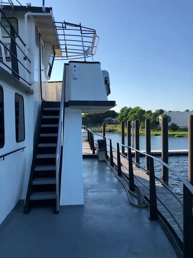 Navire mixte (croisière et transport de marchandises) à vendre