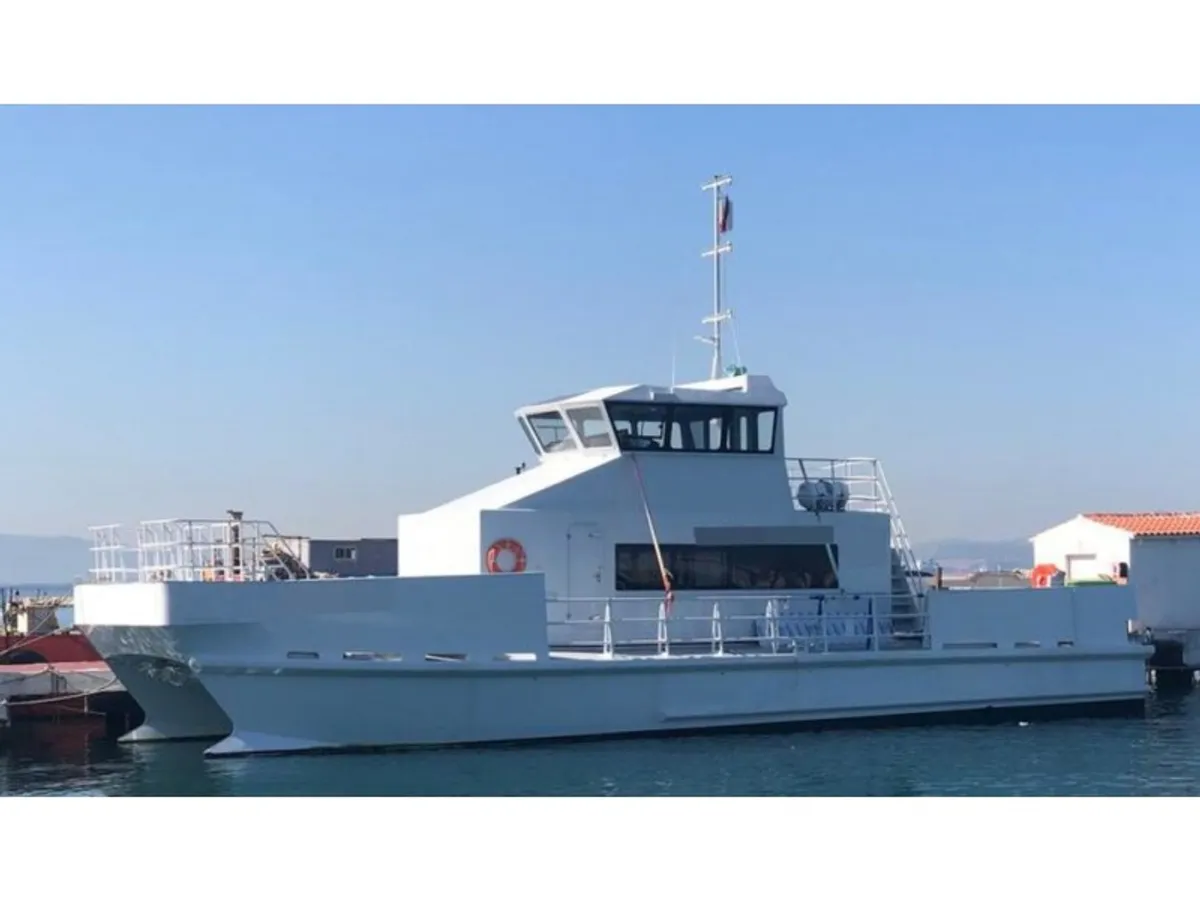 Bateau de transport d'équipage à vendre