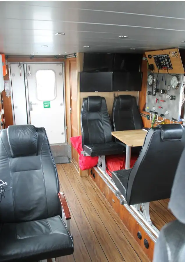 Navire d'arpentage à vendre