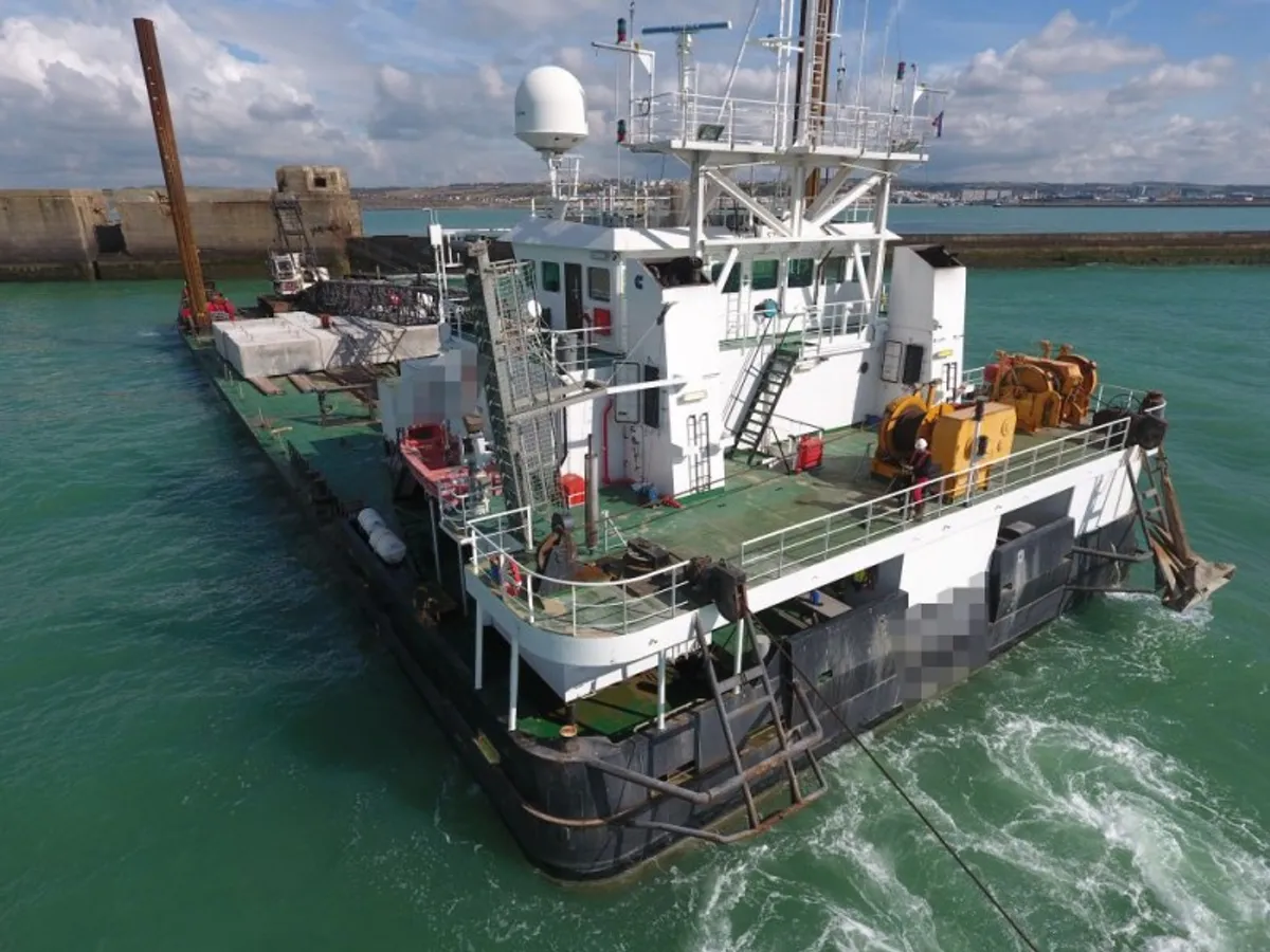 Navire d'approvisionnement à vendre