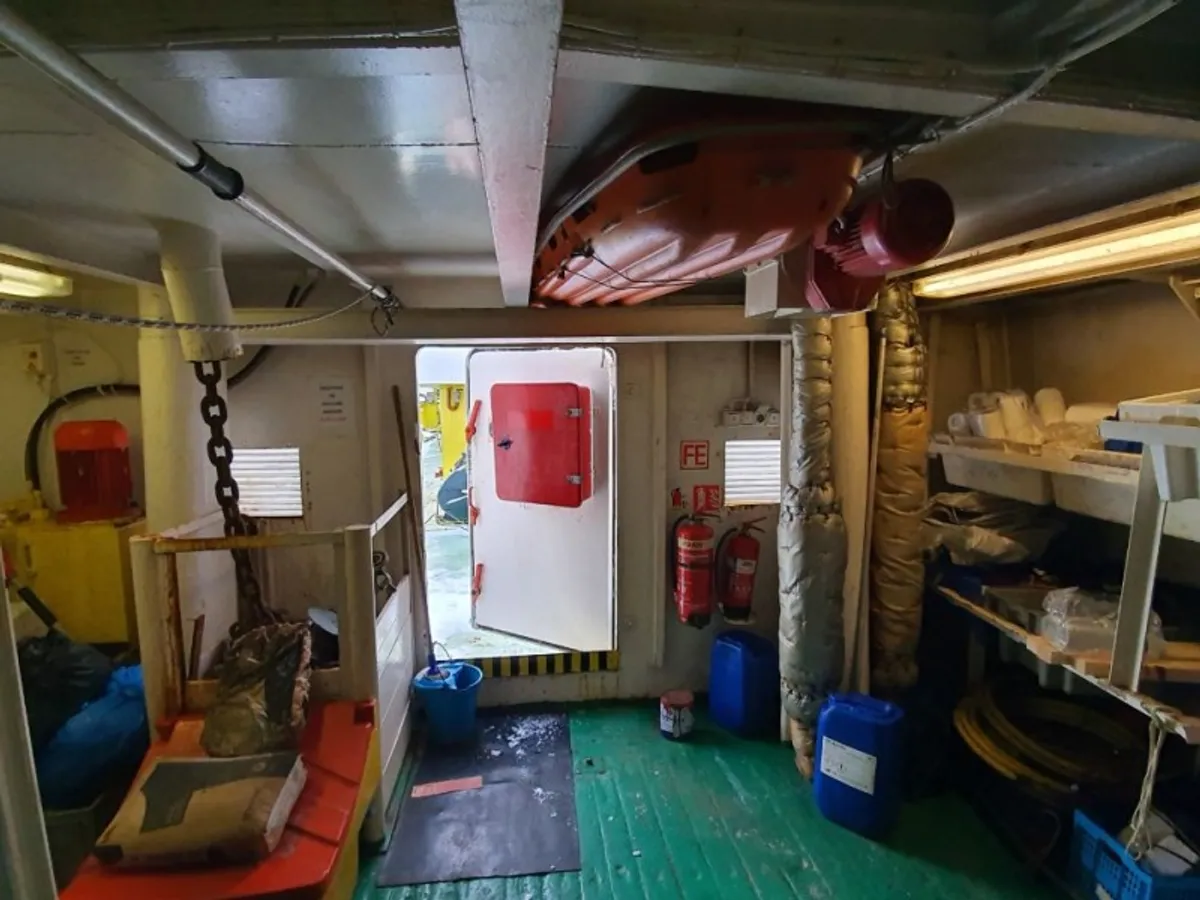 Navire d'approvisionnement à vendre