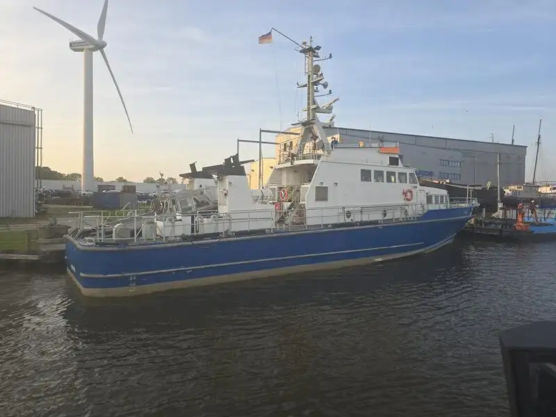 Navire d'arpentage à vendre