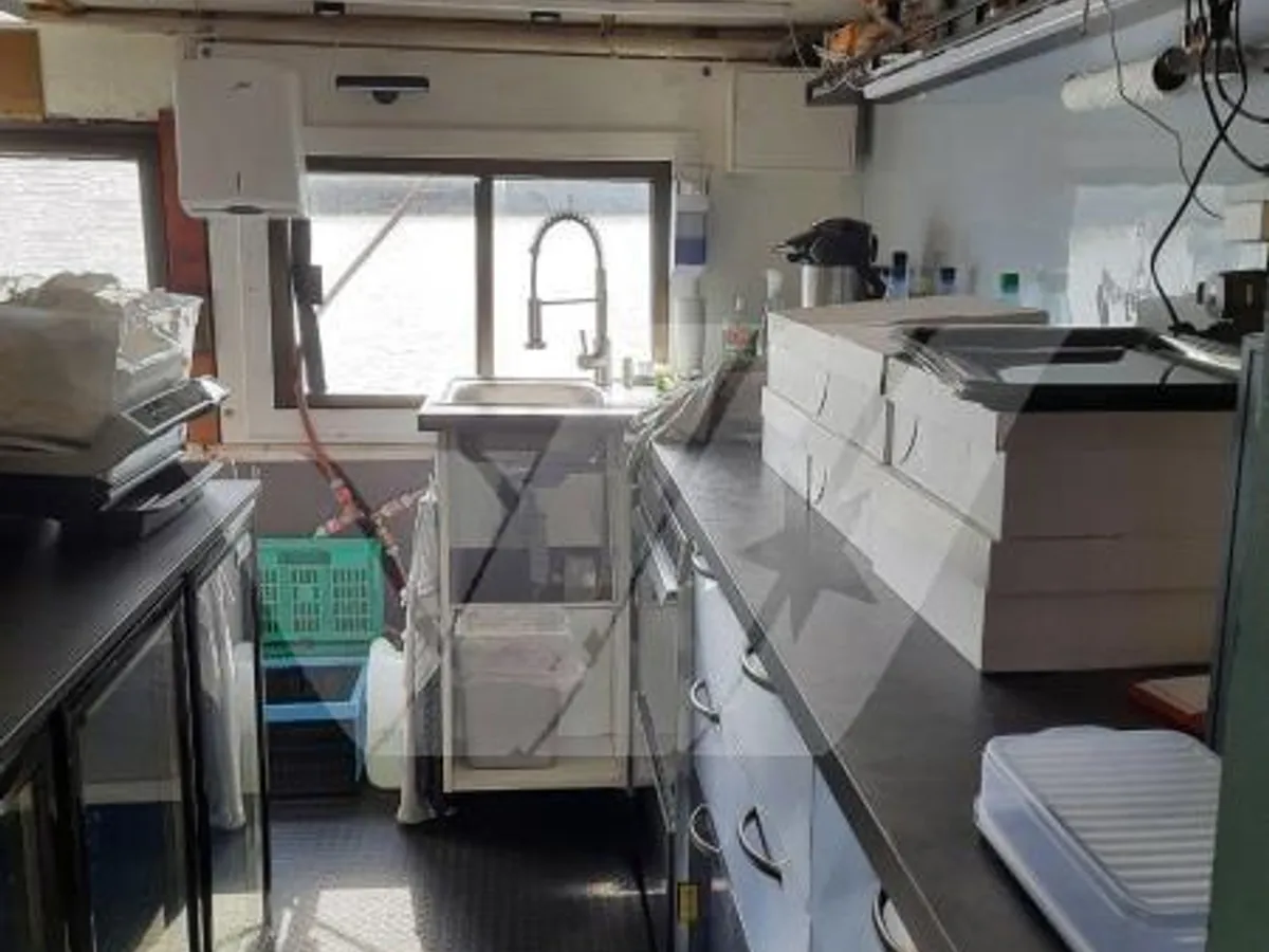 Bateau de tourisme à vendre