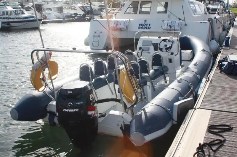 Bateau pneumatique semi-rigide à vendre