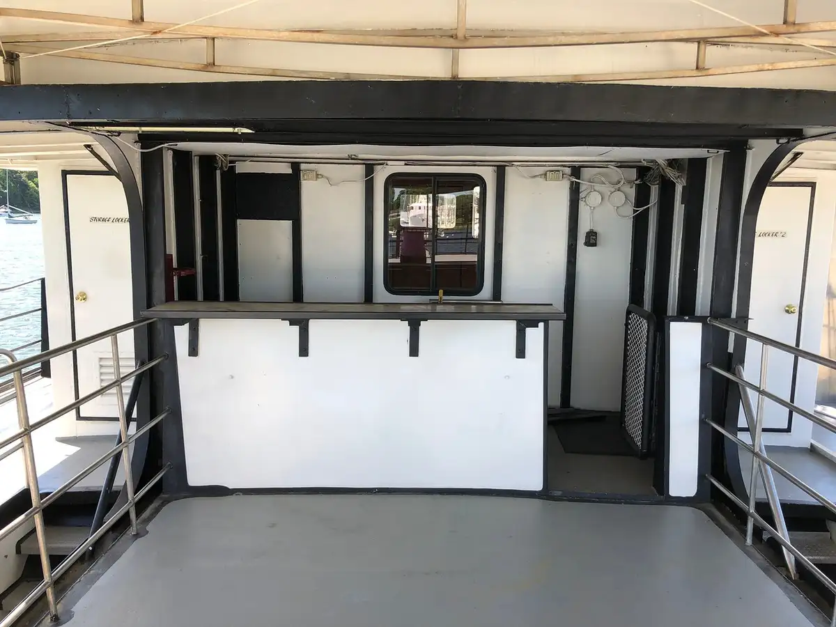 Navire mixte (croisière et transport de marchandises) à vendre