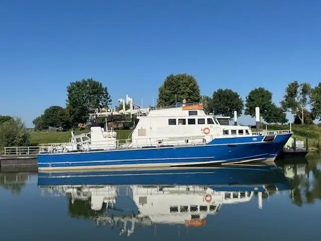 Navire d'arpentage à vendre
