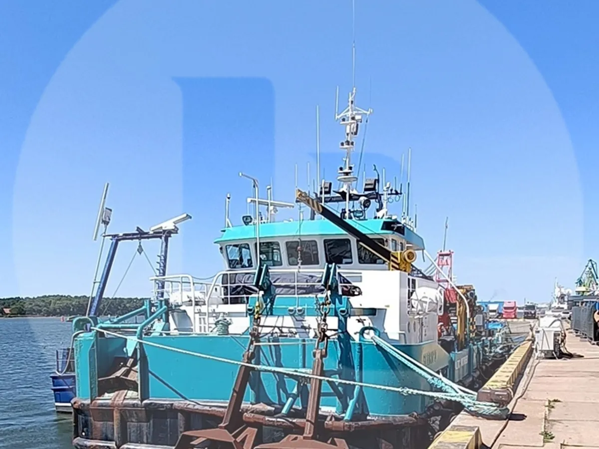 Navire grue à vendre