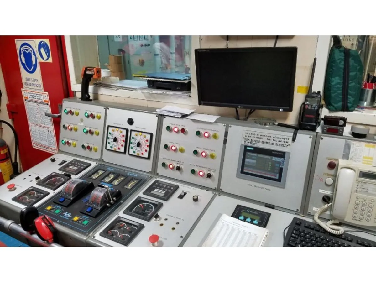 Navire de recherche à vendre