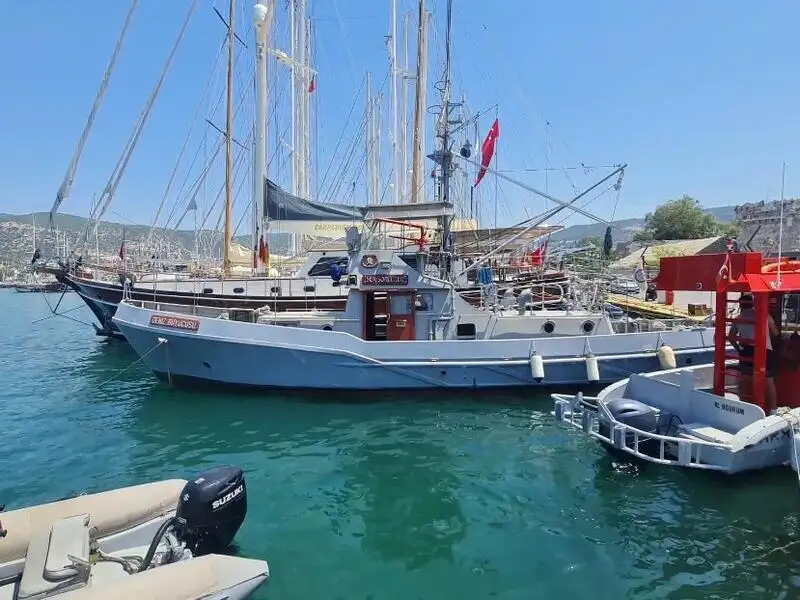 Bateau-pompier à vendre