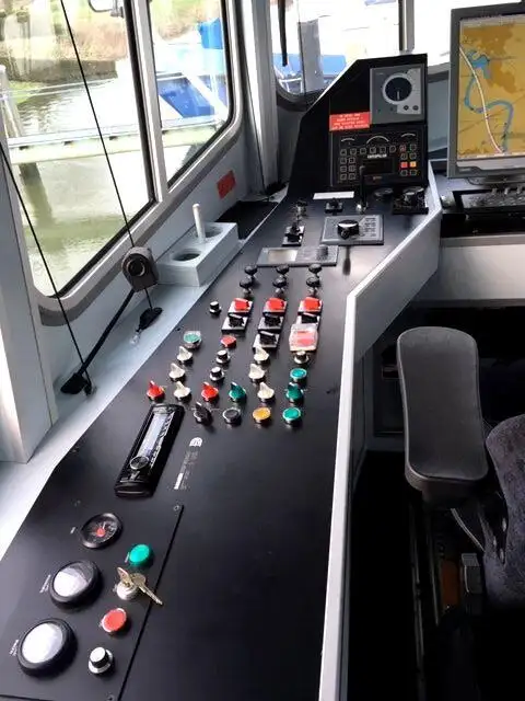 Navire d'arpentage à vendre