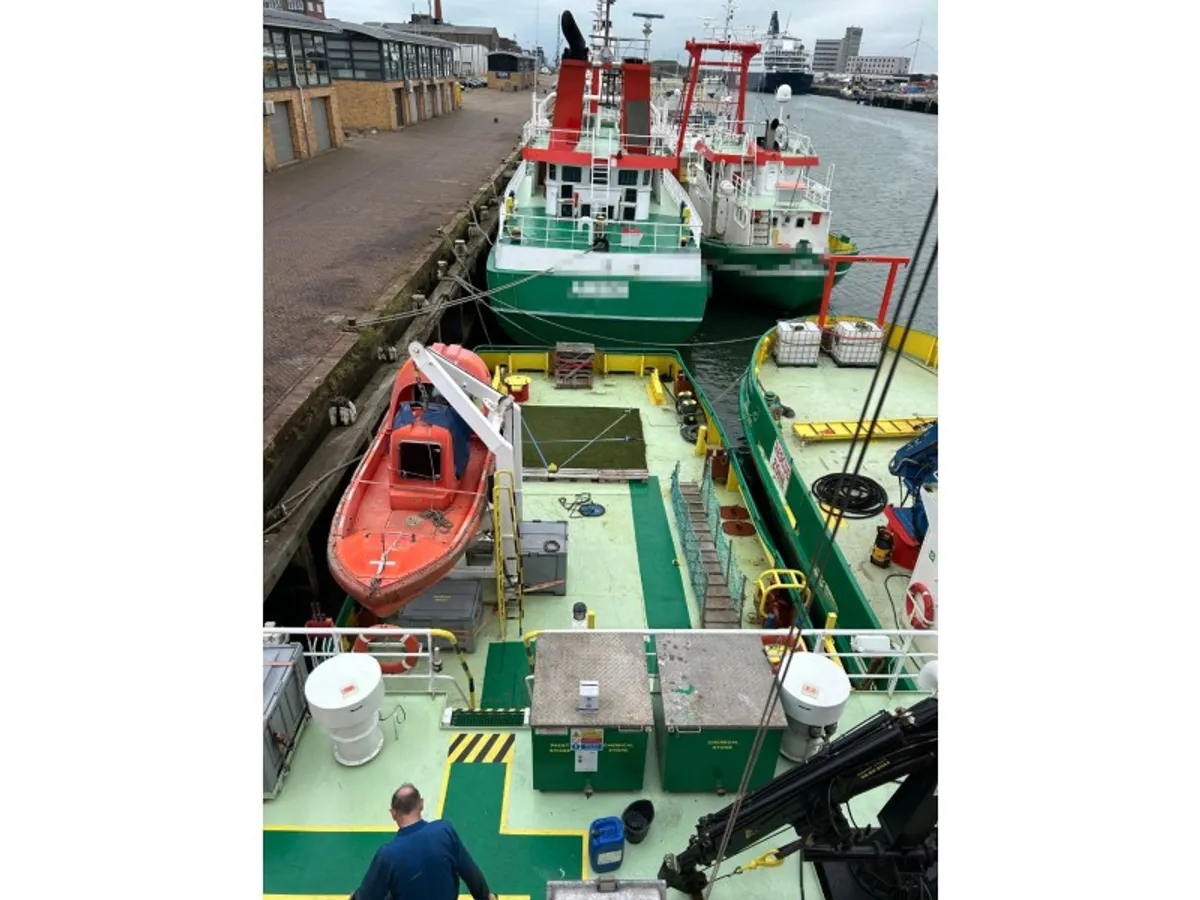 Navire d'approvisionnement à vendre
