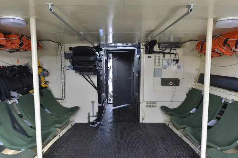 Navires militaires / de guerre à vendre