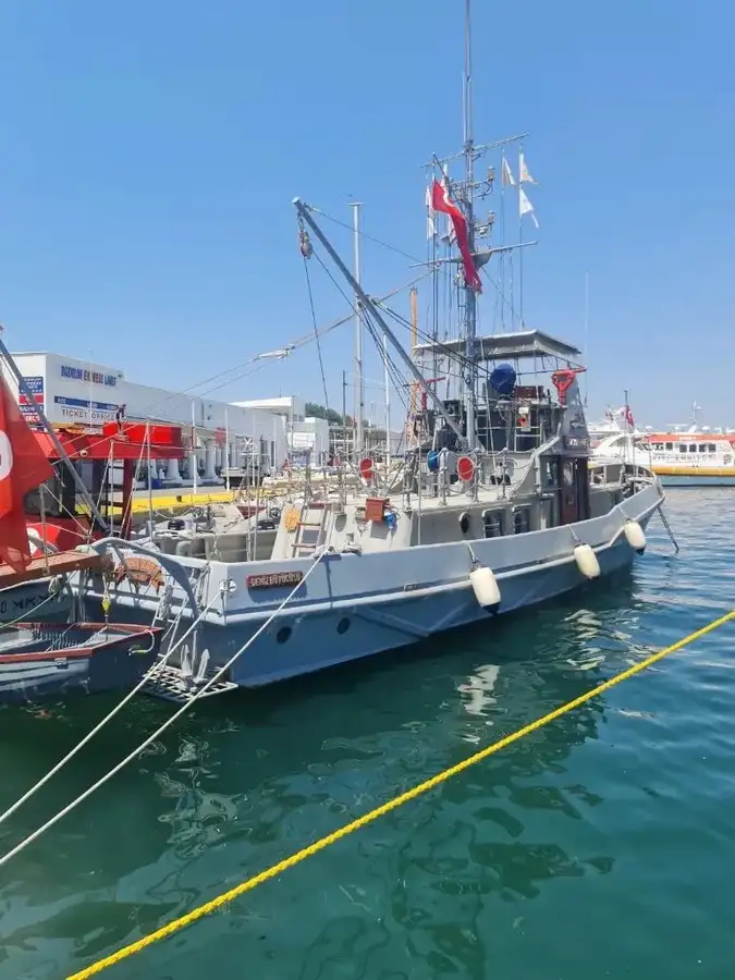 Bateau-pompier à vendre