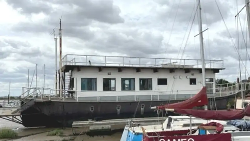 Barge d'hébergement à vendre