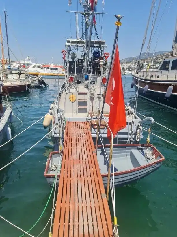 Bateau-pompier à vendre