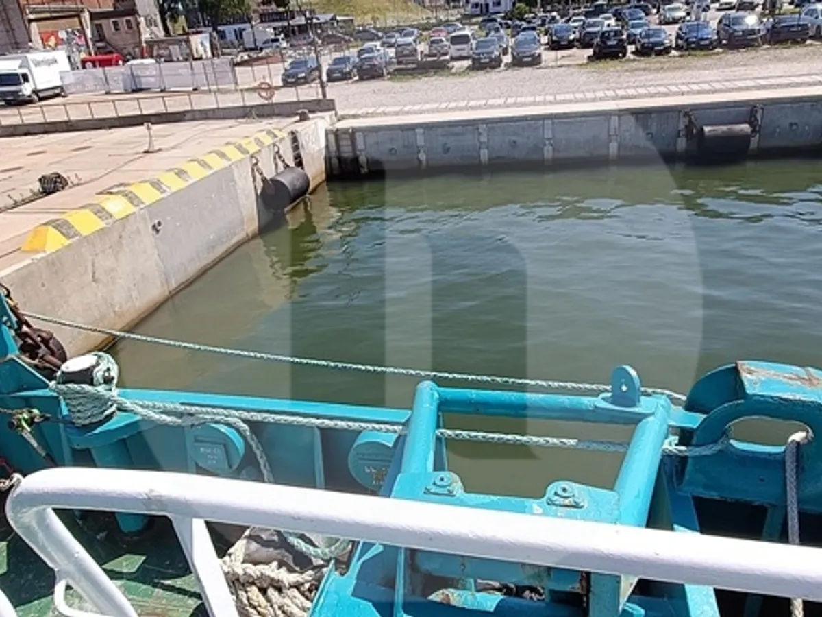 Navire grue à vendre