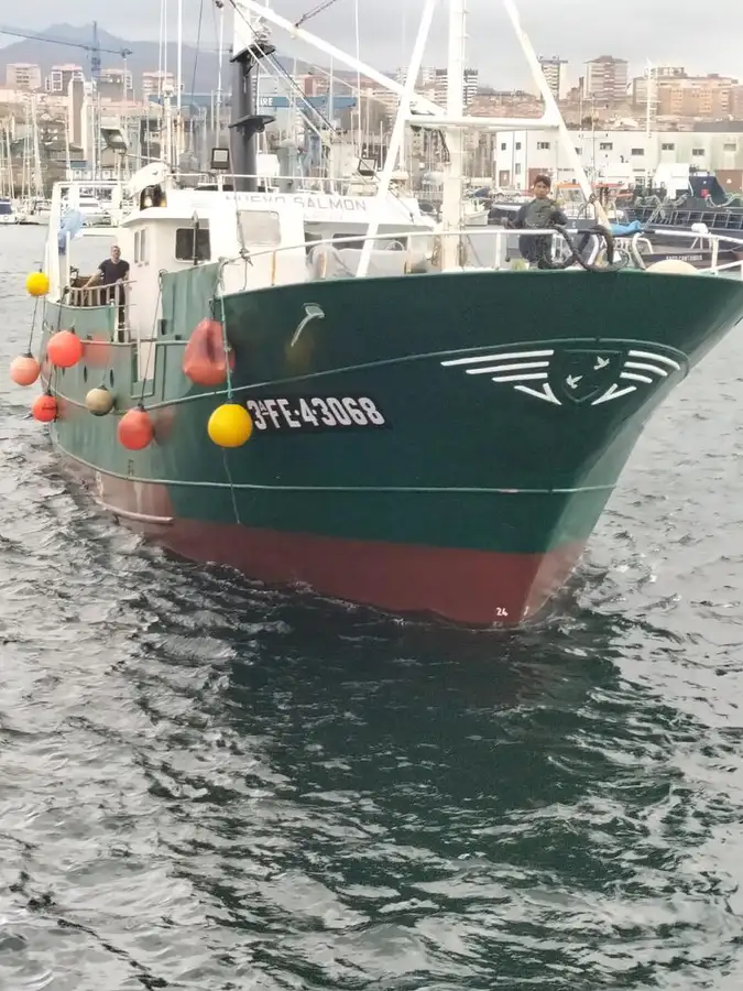 Chalutier de pêche à vendre