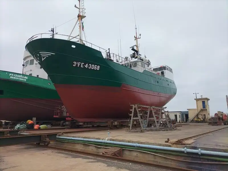 Chalutier de pêche à vendre