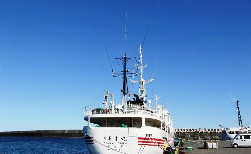 Navire d'enquête à vendre